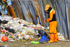 Dinas Lingkungan Hidup Jakarta Siagakan Puluhan Petugas untuk Bersihkan Sampah Imbas Unjuk Rasa di Depan Gedung MK