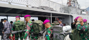 TNI AL Kerahkan Kapal Perang untuk Bawa Bantuan dan Evakuasi,..