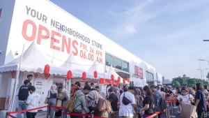 Uniqlo Hive Harapan Indah Berkonsep Neighborhood Store Dibuka, Masyarakat Antusias Menyambut Sejak Pagi