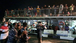 Kerahkan KRI Kakap 811, TNI AL Evakuasi Masyarakat Korban Erupsi Susulan Gunung Ruang