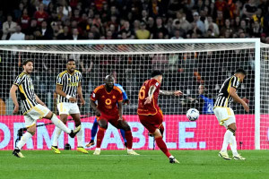 Juventus dan Roma Berbagi Poin dalam Pertarungan Sengit Menuju Liga Champions