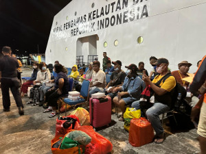 KKP Bantu Evakuasi Warga Pengungsi Erupsi Gunung Ruang Pakai Dua Kapal Pengawas 
