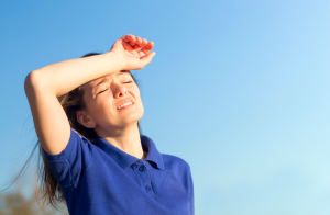 5 Perlengkapan Penting yang Perlu Dibawa Selama Heatwave Selain Sunscreen