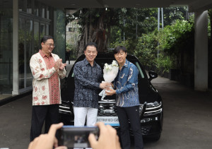 Hyundai Hadiahkan Genesis Electrified G80 kepada Shin Tae-yong Atas Dedikasinya Terhadap Sepak Bola Indonesia