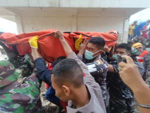 TNI AL dan Tim Gabungan Evakuasi Jenazah Korban Banjir Lahar,..