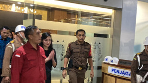 10 Jam Diperiksa Kejaksaan Agung, Sandra Dewi Hanya Lempar S,..
