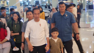 Pulang ke Solo, Presiden Jokowi Belikan La Lembah HT Mainan