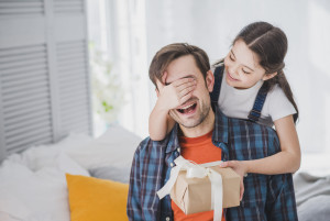 5 Ide Hadiah Sederhana untuk Memberi Kejutan kepada Ayah