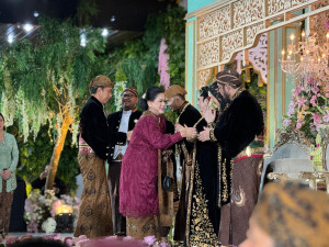 Potret Jokowi Hadiri Resepsi Pernikahan Ponakan di Solo