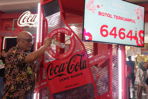 Coca-Cola Hadirkan Booth Dari Botol Jadi Botol di Jakarta Fair Kemayoran 2024