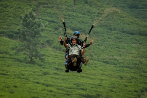 Sandiaga Uno Jajal Sensasi Terbang di Ketinggian Desa Wisata,..