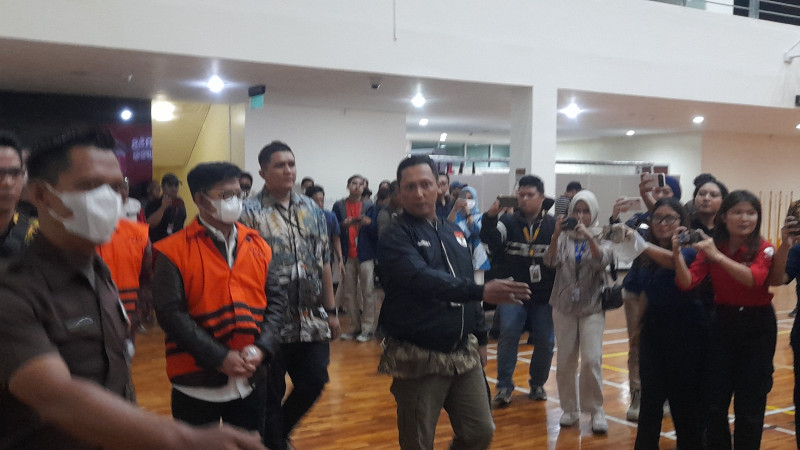 Pakai Rompi Oranye KPK dan Tangan Diborgol, Syahrul Yasin Limpo Ditahan