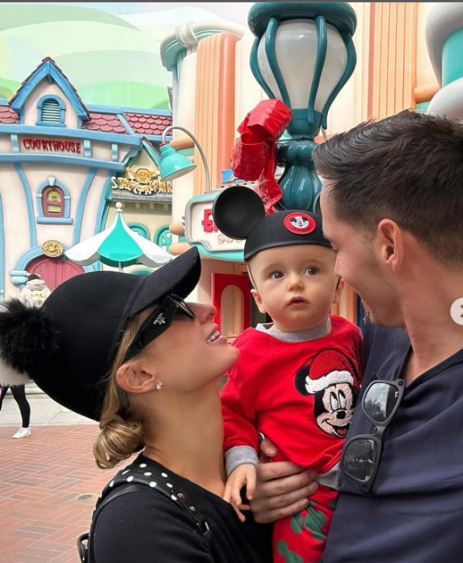 Paris Hilton Boyong Keluarganya ke Disneyland untuk Rayakan Natal