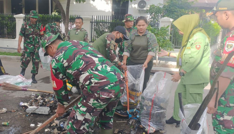 Koramil 04/Jatiasih Karya Bakti Bersihkan Parit dan Gorong-gorong Bareng Warga  