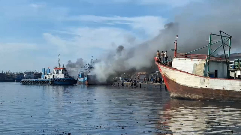 Diduga Alami Korsleting Listrik, Dua Kapal Penangkap Ikan Terbakar Saat Bersandar di Pelabuhan Muara Baru 